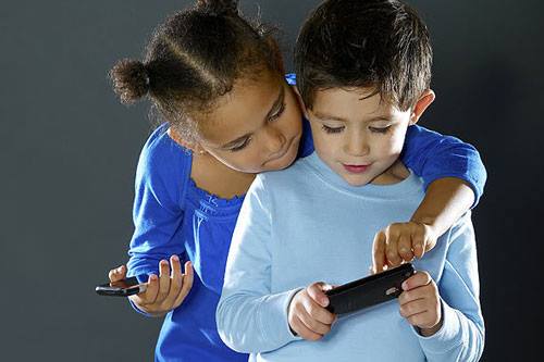 Evitar el exceso de uso de dispositivos electrónicos a los niños